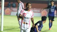 Pemain Persipura Jayapura, Ferinando Pahabol yang murah senyum pada laga grup E Piala Jenderal Sudirman di Stadion Maguwoharjo, Sleman, Minggu (13/12/2015) (Bola.com/Nicklas Hanoatubun) 