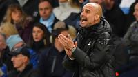 Reaksi pelatih Manchester City Pep Guardiola saat menyaksikan Manchester City menghadapi Dinamo Zagreb pada laga Liga Champions di Stadion City of Manchester, Inggris, Selasa (1/10/2019). Pep dihadiahi kartu kuning atas protesnya terhadap wasit. (Anthony Devlin/AFP)