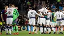 Pemain Tottenham Hotspur saling berpelukan usai menahan imbang Barcelona pada matchday keenam Grub B Liga Champions di Stadion Camp Nou, Barcelona, Selasa (11/12). Tottenham dan Barcelona lolos ke 16 besar Liga Champions. (AP Photo/Emilio Morenatti)