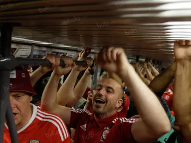 Para suporter Wales membuat keramaian di dalam subway metro di Lyon, Prancis, Rabu (6/7/2016). Saat menaiki transportasi itu mereka bernyanyi dan memukul2 atap subway. (Bola.com/Vitalis Yogi Trisna)
