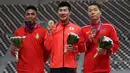 Yoshihide Kiryu dari Jepang, Zhiqiang Wu dari Cina dan Lalu Muhammad Zohri dari Indonesia berpose bersama usai upacara pengalungan medali seusai mengikuti kategori 100 meter dalam Kejuaraan Atletik Asia di Doha, Qatar, Senin (22/4). (REUTERS/Ibraheem Al Omari)
