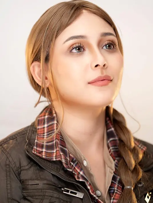 Greta Iren didandani tiga look yang berbeda yang mengikuti alur cerita film. Potret ini merupakan Wanda saat bertemu dengan Doctor Strange di perkebunan apel. (instagram/clarissaputri_)