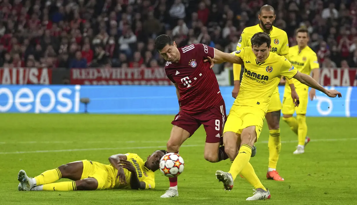 Pemain Bayern Munchen Robert Lewandowski (kiri) berebut bola dengan pemain Villarreal Pau Torres pada pertandingan leg kedua perempat final Liga Champions di Allianz Arena, Munich, Jerman, 12 April 2022. Pertandingan berakhir imbang 1-1. (AP Photo/Matthias Schrader)