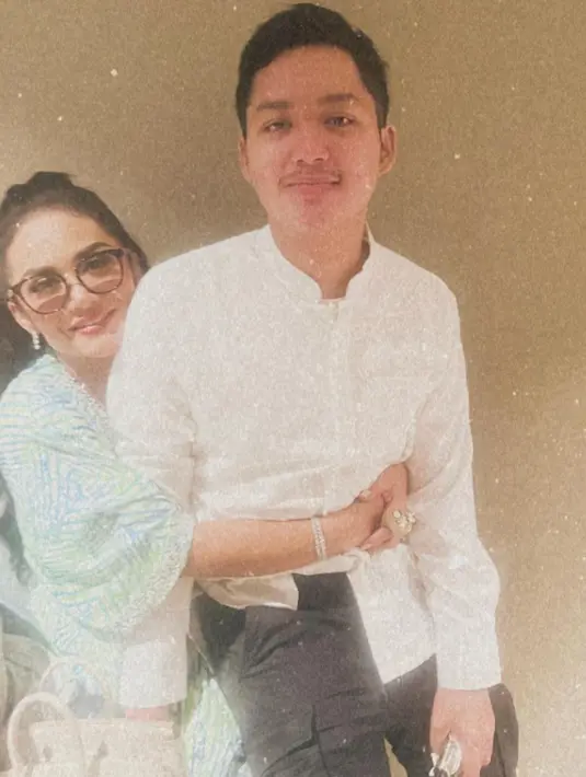 Ibu kandung Azriel, Krisdayanti juga memberikan ucapan hingga doa untuk anak keduanya. Penyanyi dan juga anggota DPR itu membagikan potret kolase kecil dan sekarang (seperti foto pertama) sang putra pertamanya. [Instagram/krisdayantilemos]