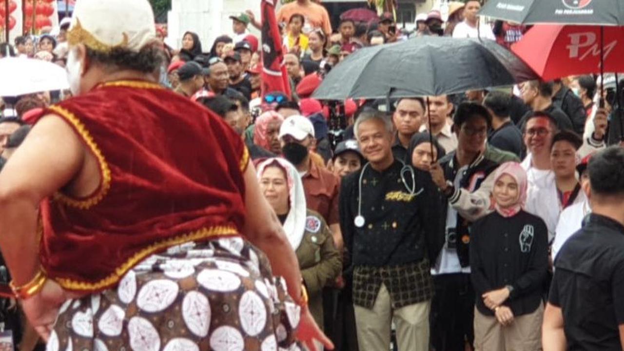 Diketahui, momen Pak Bono ambruk di belakang Ganjar terjadi saat Ganjar Pranowo yang didampingi Puan Maharani menerima wayang kulit dengan penyampaian filosofis tokoh.