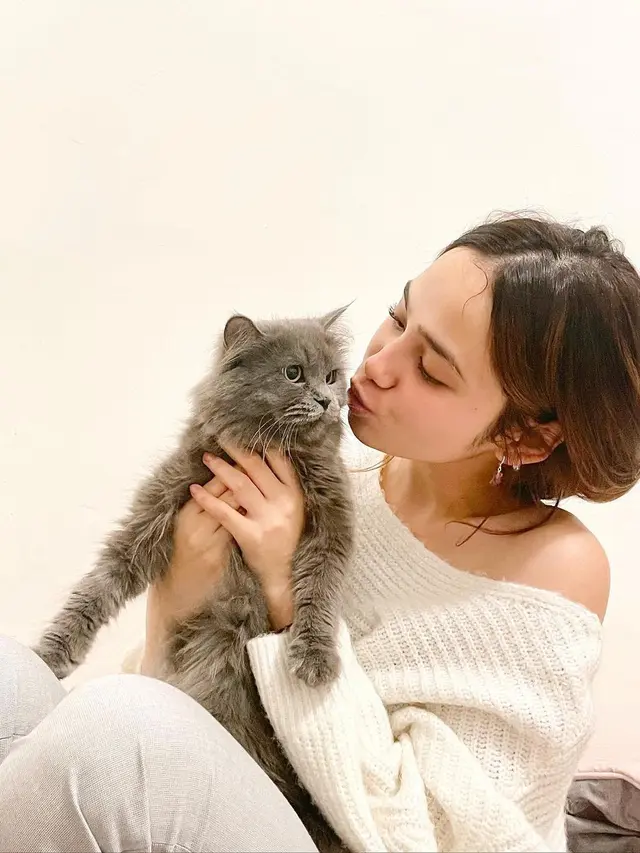 Syifa Hadju dan Kucing