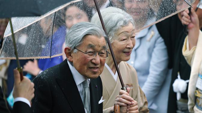 Kaisar Jepang Akihito dan Permaisuri Michiko menyambut para tamu saat pesta taman musim gugur di taman kekaisaran Akasaka Palace, Tokyo, Jumat (9/11). Mulai 1 Mei 2019 kaisar akan digantikan oleh Putra Mahkota Naruhito. (AP Photo/Eugene Hoshiko)