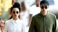 Robert Pattinson dan FKA Twigs. (foto: eonline)