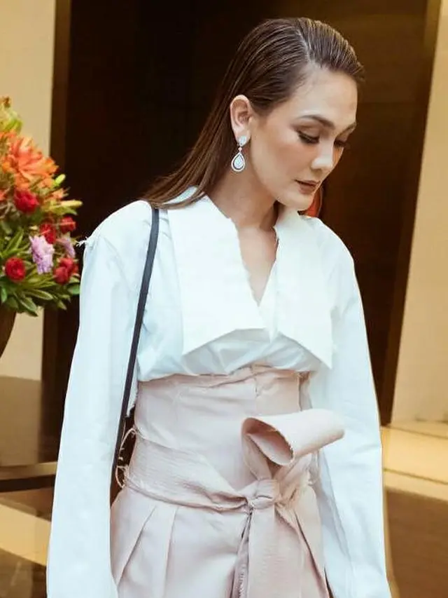 [Bintang] Selain Ponytail, Cek 5 Gaya Rambut Luna Maya yang Anti Ribet