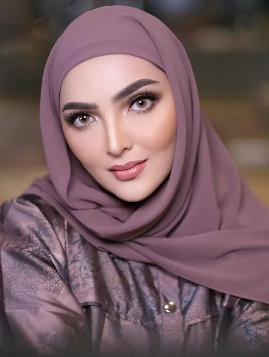 Belum lagi di sini Ashanty tampil berhijab dengan outfit bernuansa ungu dan hijab ungu polos yang serasi. [Foto: Instagram/ashanty_ash]