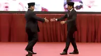 Calon Presiden dan Wakil Presiden nomor urut 02 Prabowo Subianto-Sandiaga Uno berjabat tangan saat pidato kebangsaan di JCC, Jakarta, Senin (14/1). Pidato kebangsaan mengusung Indonesia Menang dengan memaparkan visi misi. (merdeka.com/Iqbal S Nugroho) 