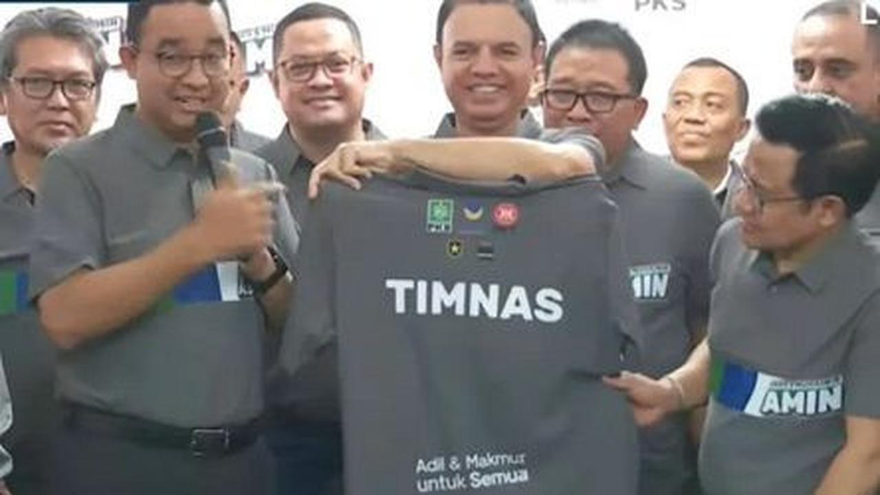Syaugi memiliki nama Alaydrus dari marga Alawiyyin yang memiliki darah keturunan Rasulullah SAW.