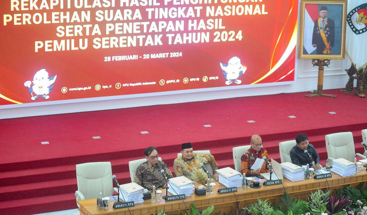 Saat dihitung, selisih suara Prabowo-Gibran dengan kedua pesaingnya cukup berjarak.<br>