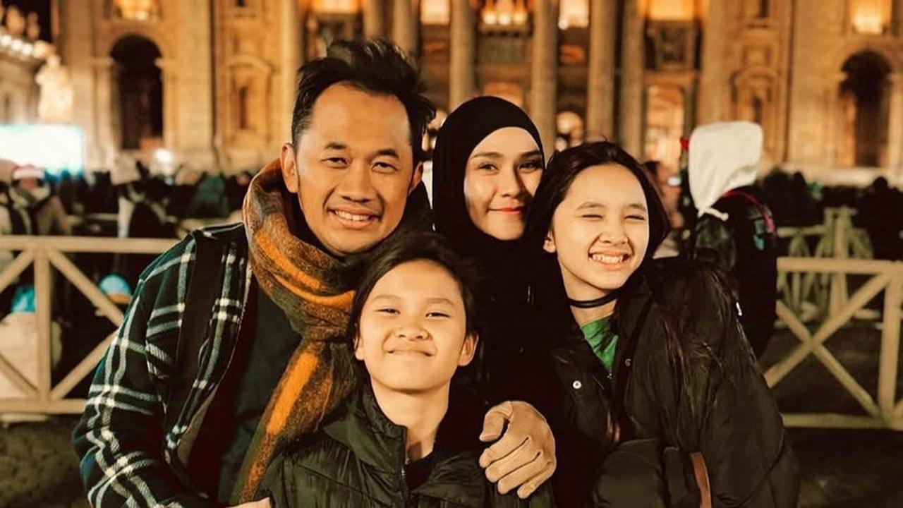 Potret Hanung Bramantyo Boyong Keluarga Liburan ke Italia, Kunjungi Colosseum Hingga Salat Jumat di Kota Katolik Roma