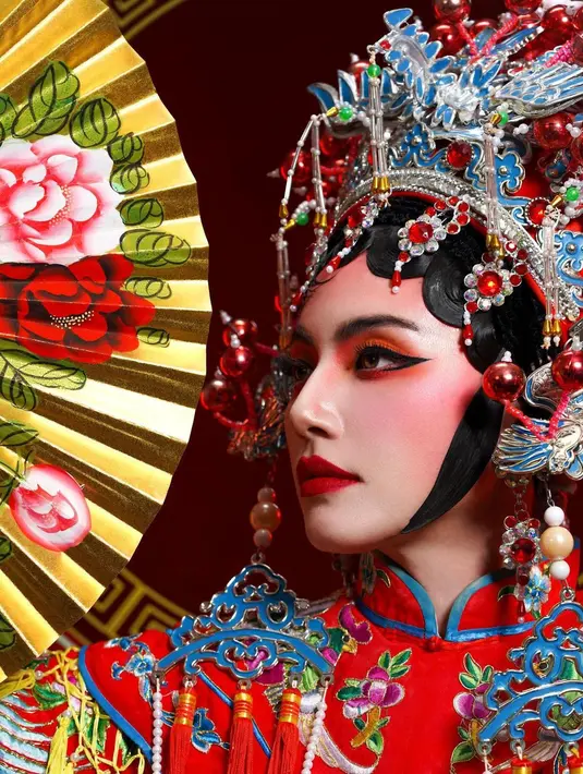 Tak kalah memukau, Davika Hoorne dimakeup bold dengan sentuhan warna merah dan area mata yang ditonjolkan. Berbagai aksesori lengkap menyempurnakan penampilannya secara keseluruhan. [Foto: Instagram/davikah]