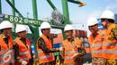 Presiden Jokowi dan pejabat negara saat meninjau New Priok Container Terminal (NPCT) 1, Jakarta, (13/9). Terminal diproyeksikan dapat melayani kapal petikemas berkapasitas I3.000-15.000 TEUs dengan bobot di atas 150.000 DWT. (Liputan6.com/Faizal Fanani)