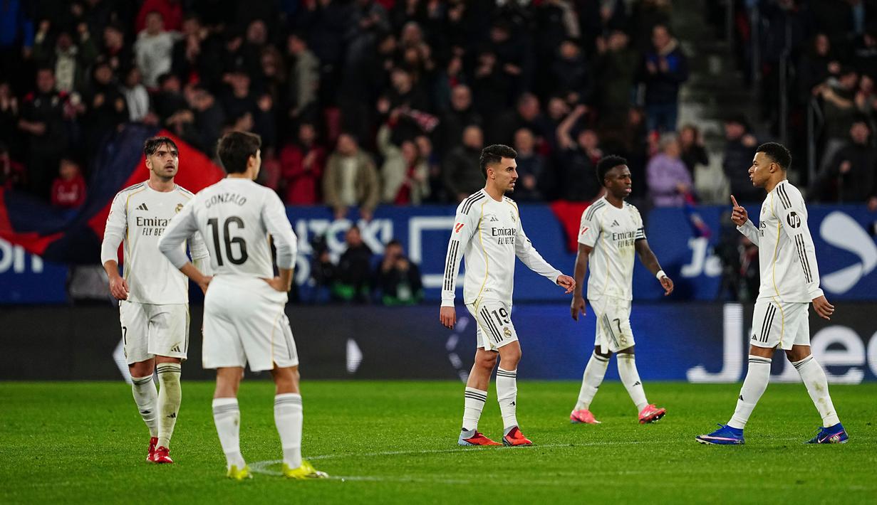 Ekspresi para pemain Real Madrid saat timnya kalah dari Osasuna dalam laga lanjutan Liga Spanyol di El Sadar Stadium, Pamplona, Spanyol, Sabtu (21/02/2026) waktu setempat. (AP Photo/Miguel Oses)