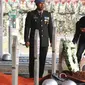 Presiden Joko Widodo meletakan karangan bunga di makam Presiden ke-3 RI Bacharuddin Jusuf Habibie di TMP Kalibata, Jakarta, Kamis (12/9/2019). Habibie wafat pada Rabu (11/9/2019) dalam usia 83 tahun saat menjalani perawatan di RSPAD Gatot Soebroto. (Liputan6.com/Herman Zakharia)