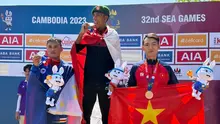Atlet maraton putra Indonesia, Agus Prayogo, saat seremoni penyerahan medali SEA Games 2023. Agus Prayogo berhasil menyabet medali emas SEA Games 2023 dari nomor maraton putra, Sabtu (6/5/2023) pagi. (Bola.com/Dok. NOC Indonesia/Andika)