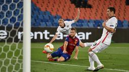 Bek Basel, Silvan Widmer, berebut bola dengan gelandang Eintracht Frankfurt, Sebastian Rode, dalam laga babak 16 besar Liga Europa 2019/2020 di St.Jakob Park, Basel, Jumat (7/8/2020) dini hari WIB. Basel menang 1-0 atas Eintracht Frankfurt. (AFP/Fabrice Coffrini)