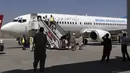 Penumpang turun ketika mereka tiba dari Kandahar, di Bandara Internasional Hamid Karzai di Kabul, Afghanistan (5/9/2021). Duta Besar Qatar untuk Afghanistan menyatakan bahwa landasan pacu bandara Kabul sudah dibenahi sehingga dapat kembali dipakai untuk penerbangan domestik dan bantuan. (AP/Wali Sab