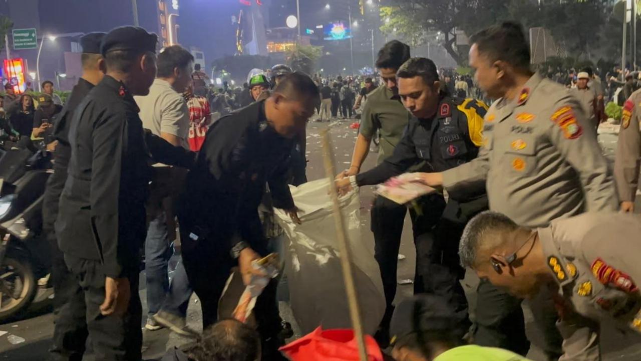 Usai Kawal Demo, Wakapolda Metro Jaya Bersih-Bersih Sampah di Kawasan Thamrin