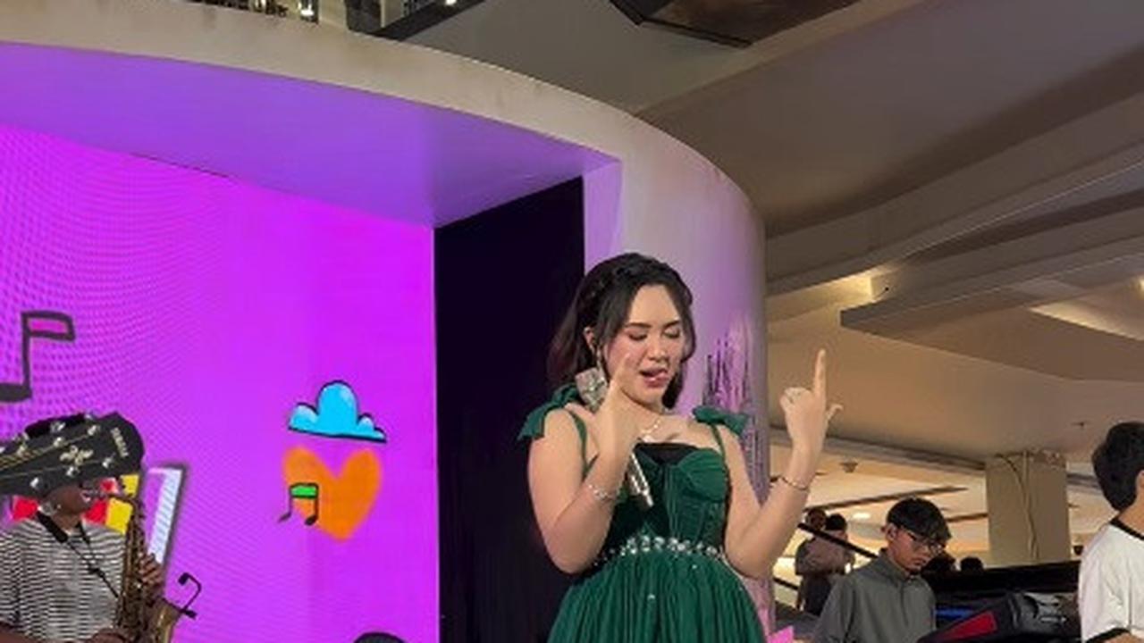 9 Potret Happy Asmara Tetap Manggung Dalam Kondisi Hamil, Baby Bump Mulai Terlihat