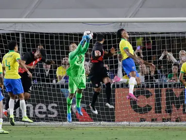 Bek Peru Luis Abram (tiga kanan) mencetak gol lewat sundulan kepala saat menghadapi Brasil dalam laga persahabatan di Los Angeles Memorial Coliseum, California, Amerika Serikat, Selasa (10/9/2019). Peru menang 1-0 atas Brasil. (AP Photo/Marcio Jose Sanchez)