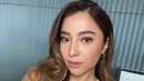 <p>Di sini, Nikita Willy tampil dengan makeup yang lebih natural. Cantik dengan lipstik dan eyeshadow berwarna merah muda yang natural, area mata Nikita Willy tetap menonjol karena bulu matanya yang lentik. Foto: Instagram.</p>