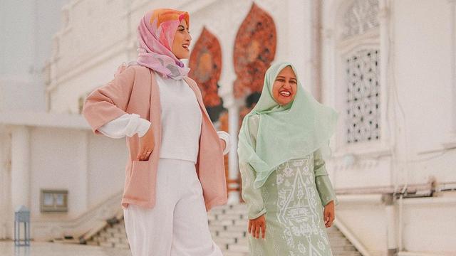 Pesona Awkarin Berhijab Saat Liburan di Aceh (sumber: instagram/@awkarin)