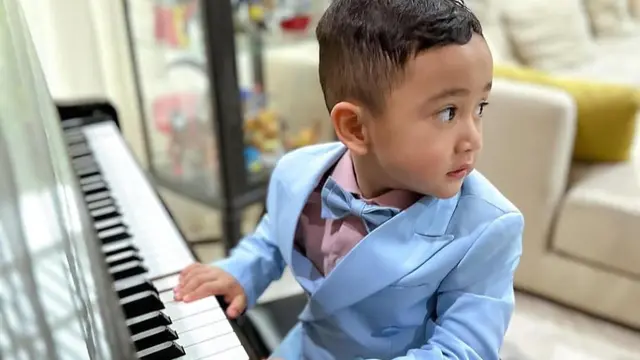 Transformasi Gaya Rayyanza Main Piano, Dulu Masih Pakai Popok Kini Elegan Pakai Jas (credit: https://www.instagram.com/newsrans/).