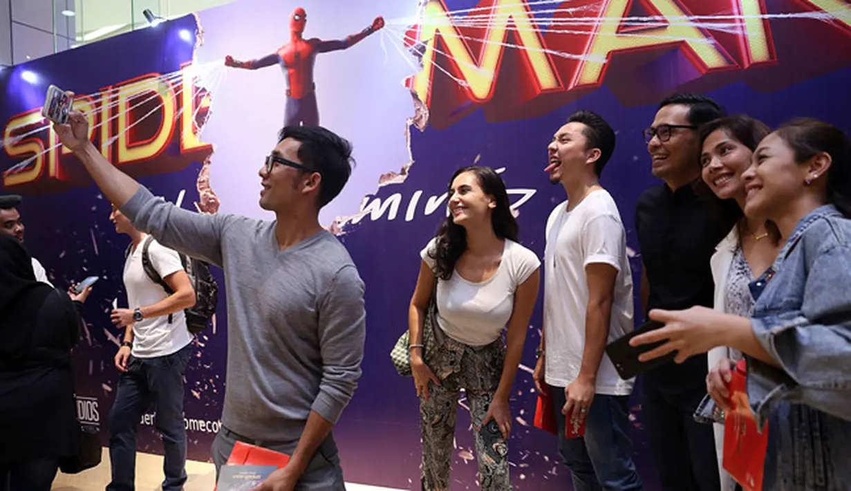 Para selebriti tersebut terlihat begitu senang hadir di Oppo Screening Spider-Man Homecoming. Berkumpul bersama di backdrop photo booth, para pekerja seni ini juga melakukan selfie bersama.  (Nurwahyunan/Bintang.com)