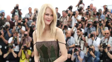 Aktris Nicole Kidman berpose saat menghadiri pemutaran film The Killing Of A Sacred Deer pada acara Festival Film Cannes ke-70, Prancis (22/5). Aktris 49 tahun ini tampil cantik dengan gaun bermotif merak.  (AP Photo / Alastair Grant)