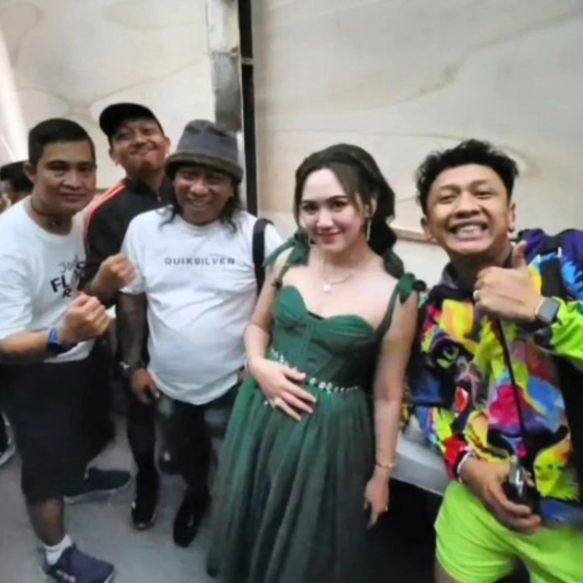 9 Potret Happy Asmara Tetap Manggung Dalam Kondisi Hamil, Baby Bump Mulai Terlihat