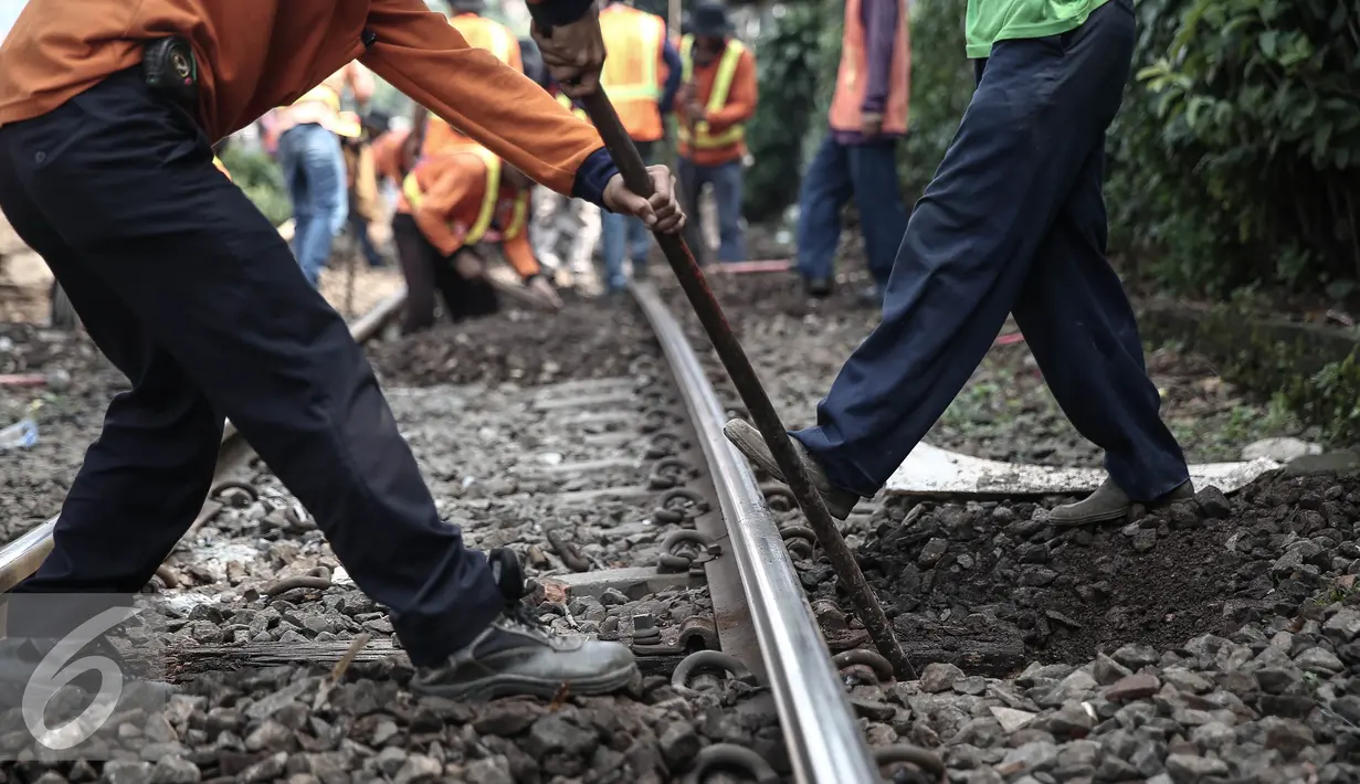 Petugas memperbaiki rel pasca (KRL) Commuter Line Bogor-Tanah Abang yang anjlok di jalur Manggarai arah Sudirman, Jakarta, Rabu (18/5). KRL ka 1517 anjlok pada pukul 06.18 di km 5+4. (Liputan6.com/Faizal Fanani)