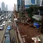 Kondisi perkembangan pembangunan kereta ringan rute Cawang-Dukuh Atas di kawasan Gatot Subroto, Jakarta, Kamis (18/1). Adapun biaya yang sudah dikeluarkan mencapai Rp5,2 triliun dan ditargetkan selesai pada akhir 2018. (Liputan6.com/JohanTallo)