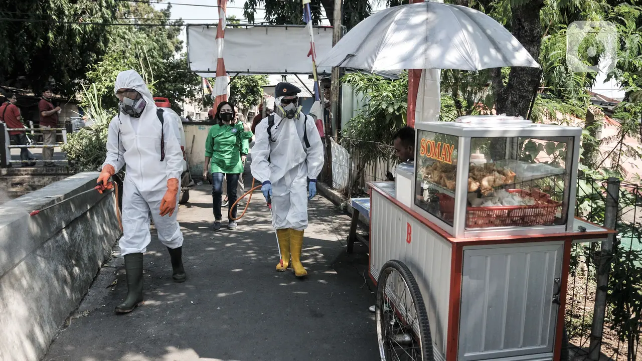 Sterilisasi Permukiman Kampung Tengah Usai Warga Terpapar Covid-19