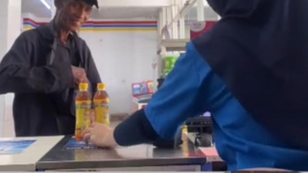 Tak Tega Lihat Pedagang Lansia Kelelahan, Aksi Perempuan Ini Traktir Minum Viral