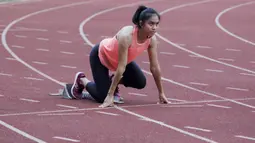 Atlet lari putri Indonesia, Jeany Nuraini, saat latihan di Stadion Madya, Jakarta, Kamis (17/10/2019). Sprinter muda ini akan menjadi salah satu atlet yang akan berlaga di SEA Games 2019. (Bola.com/M Iqbal Ichsan)