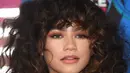 Aktris Zendaya turut memeriahkan perhelatan Teen Choice Awards 2017 di Los Angeles, California, Minggu (13/8). Rambut ikal wanita 20 tahun itu dibiarkan tergerai bebas sehingga semakin mempertegas kecantikan naturalnya. (Jordan Strauss/Invision/AP)