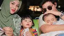 Bergaya ala couple rupanya tak selalu terlihat norak, justru Atta dan Aurel mampu menampilkan inspirasi kompak gaya ala keduanya. [@attahalilintar].