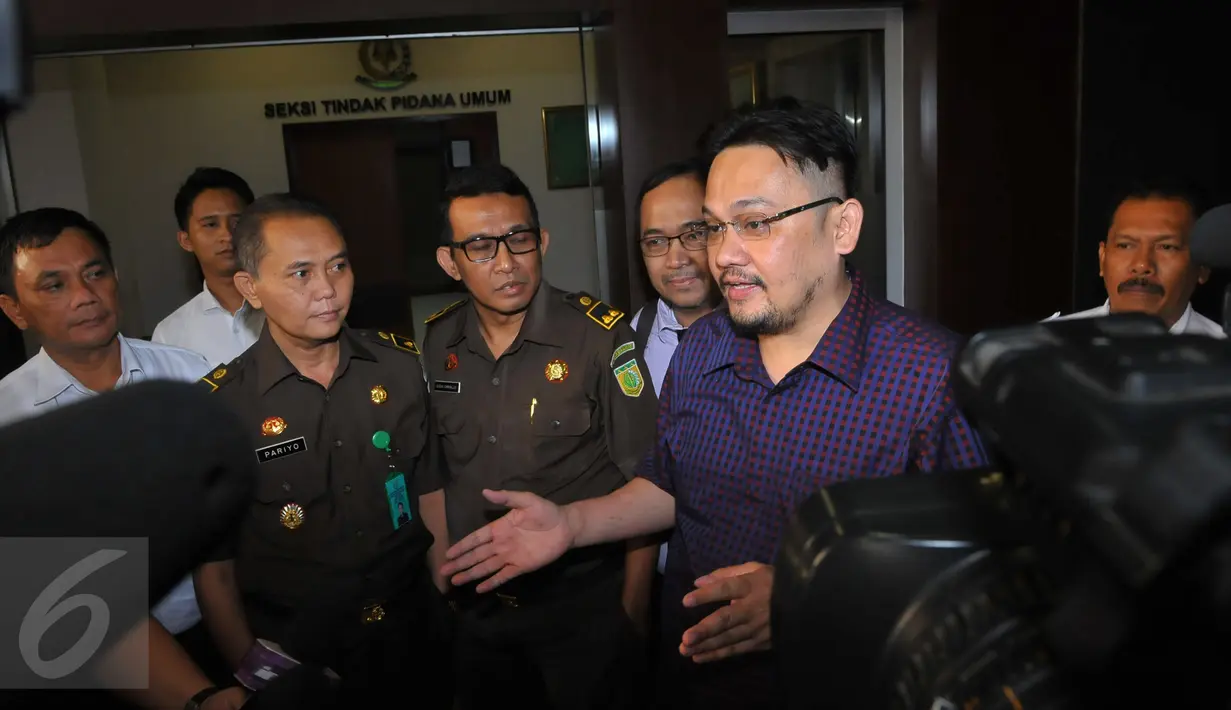 Farhat Abbas saat berada di Kejaksaan Negeri Jakarta Selatan, Kamis, (1/10/2015). Kejari Jakarta Selatan resmi menetapkan Farhat Abbas sebagai tahanan kota selama 20 hari ke depan. (Liputan6.com/Faisal R Syam)