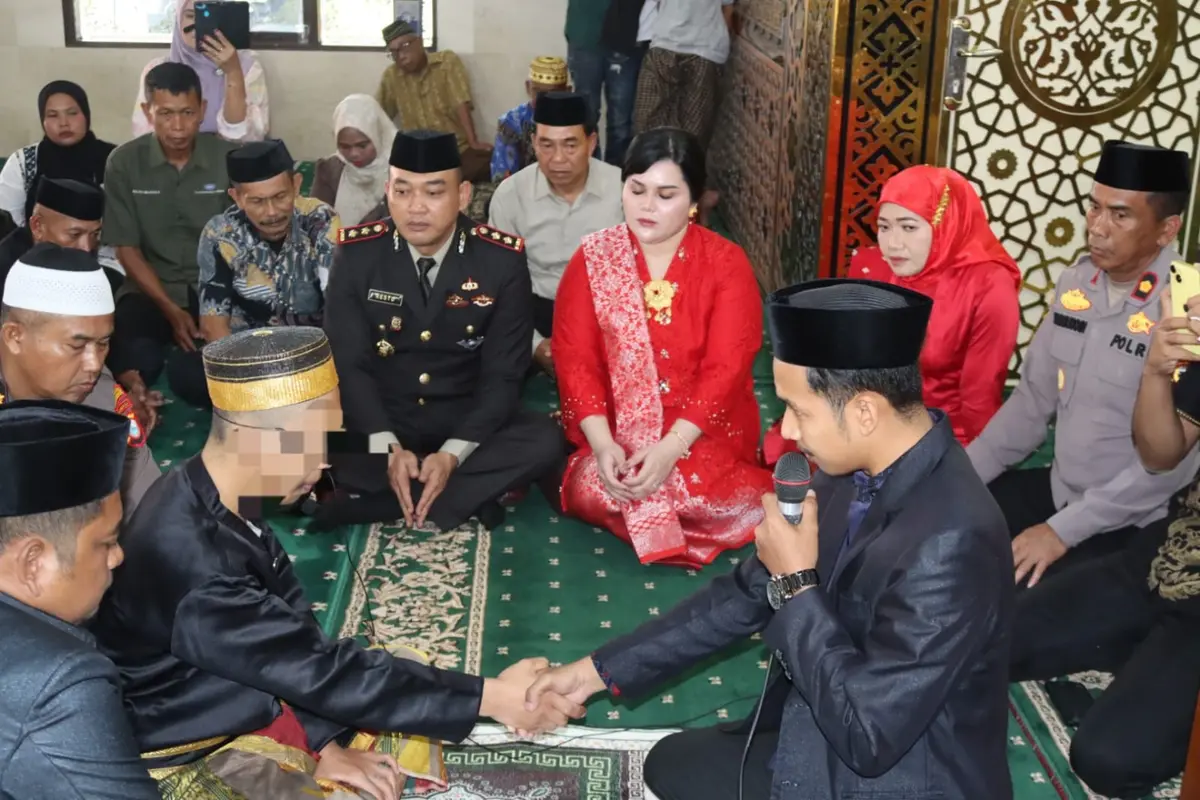 Seorang tahanan kasus narkoba melangsungkan pernikahan di Masjid Polres Bulukumba. (Dok. Istimewa)