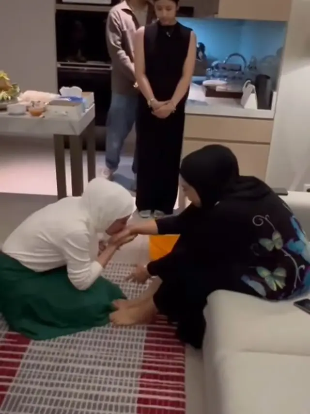 Cuci dan Cium Kaki Ibunda, Ini 6 Momen Ultah Annisa Trihapsari yang Sederhana