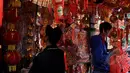 Seorang pengunjung tampak memperhatikan pernak-pernik Imlek yang dijajakan oleh para pedagang pernak pernik Imlek di kawasan Glodok, Jakarta, Selasa (17/2/2015). (Liputan6.com/Johan Tallo)