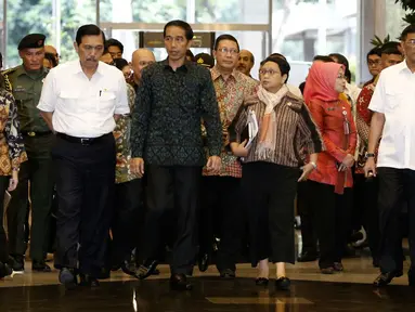 Presiden Jokowi (tengah) didampingi sejumlah Menteri dan pejabat terkait saat meninjau persiapan KTT OKI di Jakarta Convention Center (JCC), Jakarta, (4/3). KTT OKI akan berlangsung selama dua hari. (Liputan6.com/Faizal Fanani)