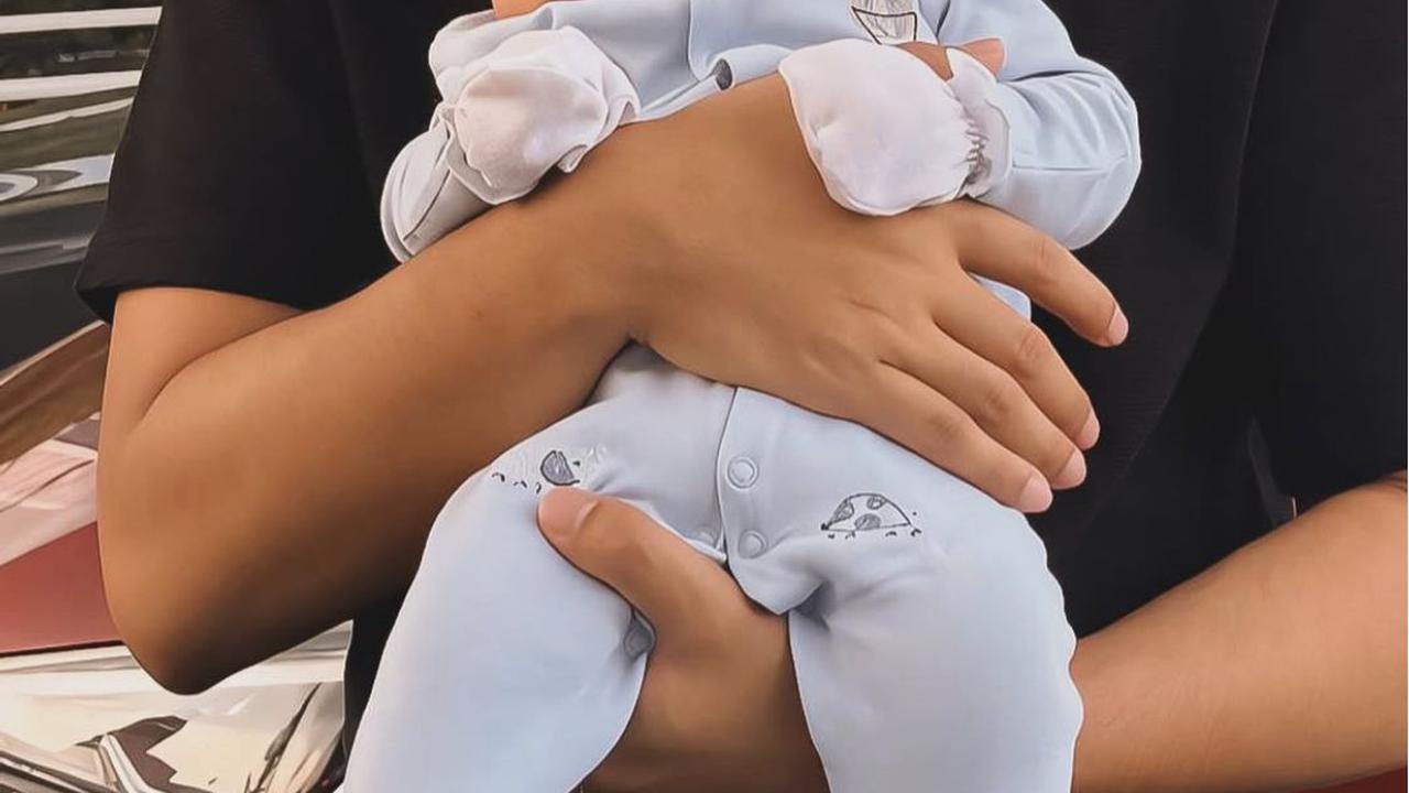 Melody Prima Perlihatkan Wajah Anak Ketiga, Harmoni Keluarga yang Memikat