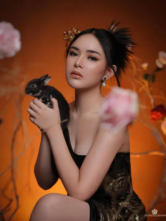 Wajah Amanda dipulas ala flawless look yang fresh dengan nuansa coral yang fresh [@amandamanopo]