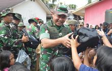 FOTO: Keakraban Kasad Bersama Warga Terdampak Bencana Tapanuli Tengah
