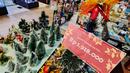 Paket pohon Natal dijual di salah satu toko di Pasar Baru, Jakarta, Selasa (13/12/2022). Dua pekan jelang perayaan Natal, penjualan pernak-pernik mulai terlihat di sejumlah toko di Jakarta, diskon bahkan diberikan untuk menarik perhatian pembeli seperti yang dilakukan toko di kawasan Pasar Baru ini. (Liputan6.com/Johan Tallo)
